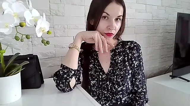 Snapshot of JuliaLovely chatting on 06/11/26, 02:04 JuliaLovely online show from 06/11/26, 02:04