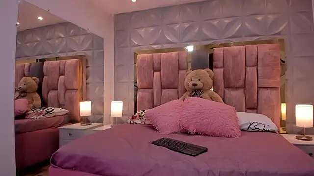 Paris Velvet online show from 03/20/26, 10:58