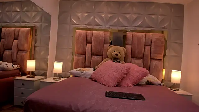 Paris Velvet online show from 03/27/26, 10:09