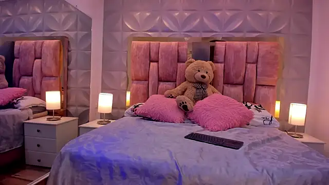 Paris Velvet online show from 03/28/26, 10:31