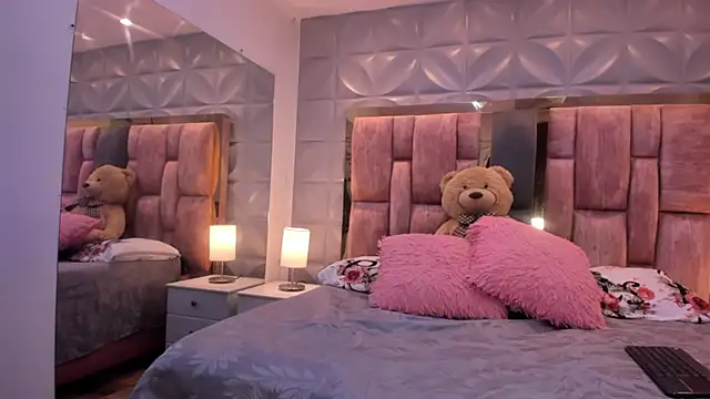 Paris Velvet online show from 04/13/26, 11:32