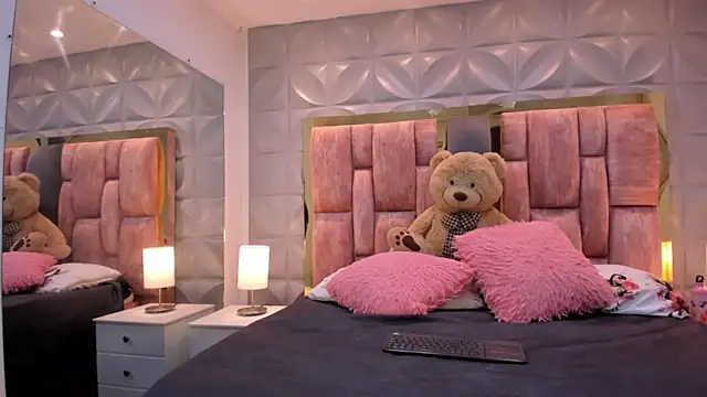 Paris Velvet online show from 04/16/26, 10:45