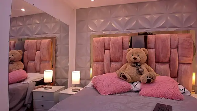 Paris Velvet online show from 05/21/26, 10:17