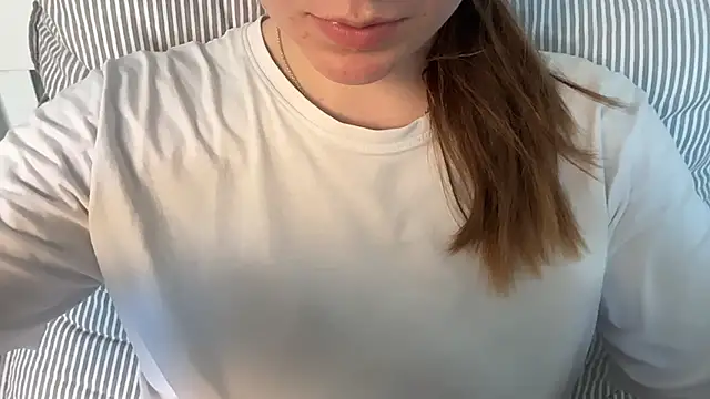 Snapshot of Lucyschickt chatting on 06/26/26, 04:00 Lucyschickt online show from 06/26/26, 04:00