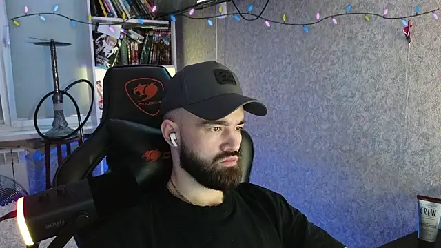 Snapshot of _Mostly_ chatting on 02/05/26, 02:43 Mostly online show from 02/05/26, 02:43