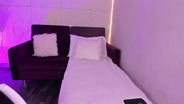 Snapshot of Yalezka_ chatting on 02/16/26, 12:01 Yalezka online show from 02/16/26, 12:01