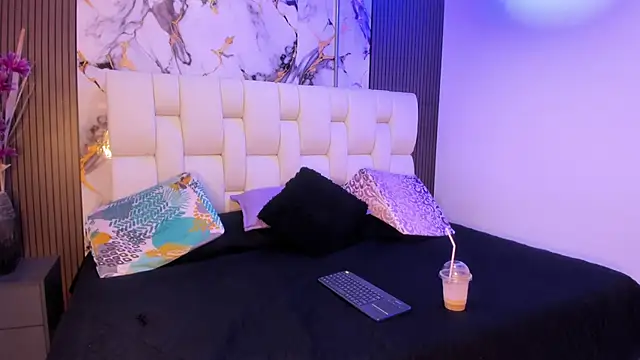 sophiaa10 online show from 05/28/26, 07:11