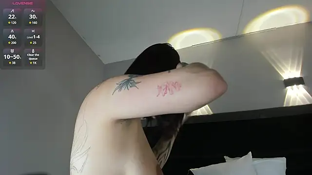 Snapshot of Ravenn21x chatting on 02/18/26, 11:50 Ravenn21x online show from 02/18/26, 11:50