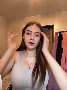 karlaluuvv online show from 04/15/26, 09:05