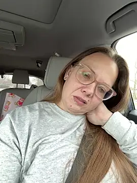 Snapshot of lickablelynn87 chatting on 02/24/26, 03:21 lickablelynn87 online show from 02/24/26, 03:21