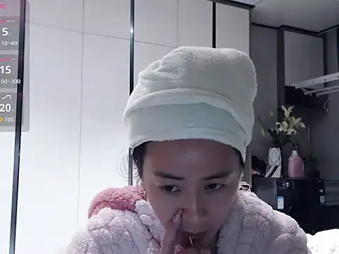 Snapshot of Tsuki-y chatting on 03/01/26, 04:20 Tsuki-y online show from 03/01/26, 04:20