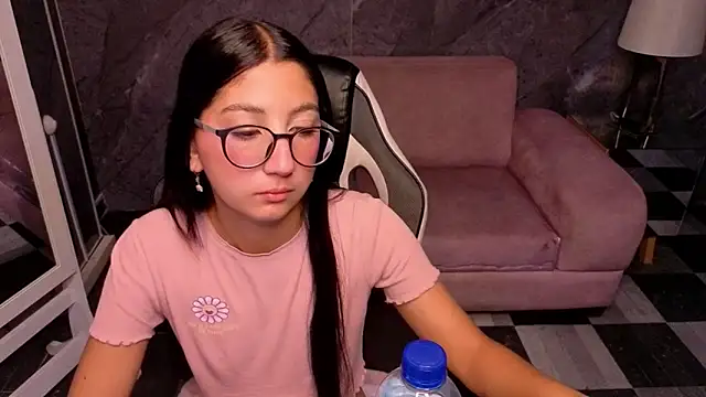 Snapshot of Sophie_jones_b chatting on 03/03/26, 12:44 Sophie jones b online show from 03/03/26, 12:44