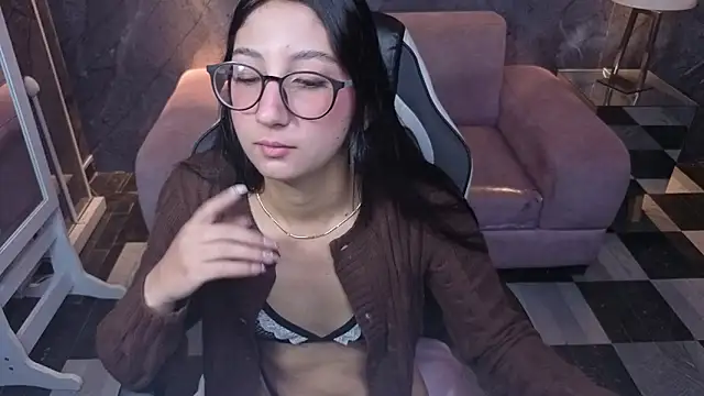 Snapshot of Sophie_jones_b chatting on 03/12/26, 01:17 Sophie jones b online show from 03/12/26, 01:17