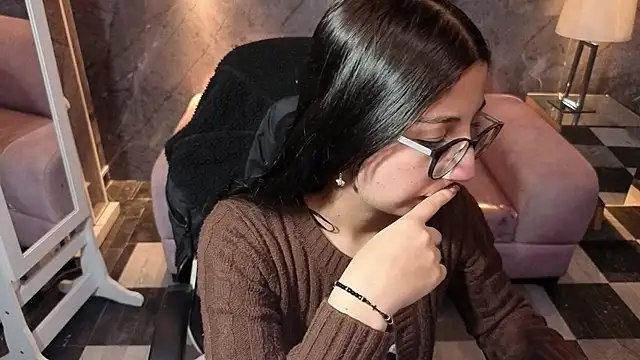 Snapshot of Sophie_jones_b chatting on 03/27/26, 11:43 Sophie jones b online show from 03/27/26, 11:43