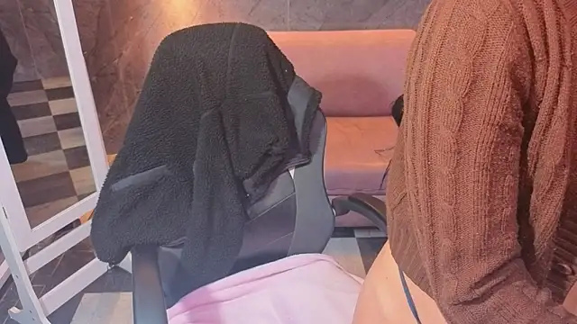 Snapshot of Sophie_jones_b chatting on 04/14/26, 12:33 Sophie jones b online show from 04/14/26, 12:33