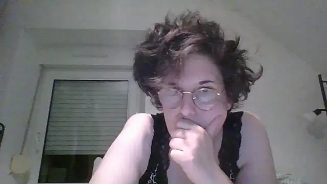 OIseauNoir88 online show from 04/08/26, 07:58