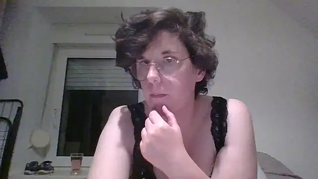 OIseauNoir88 online show from 04/15/26, 07:58