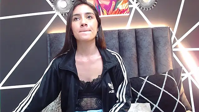 Vaiolletcooper online show from 04/15/26, 04:14