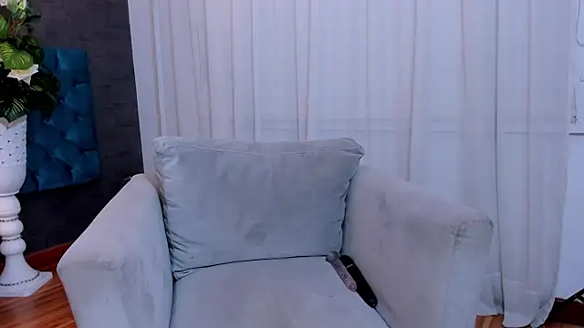 LunnaMoretti online show from 04/18/26, 01:59