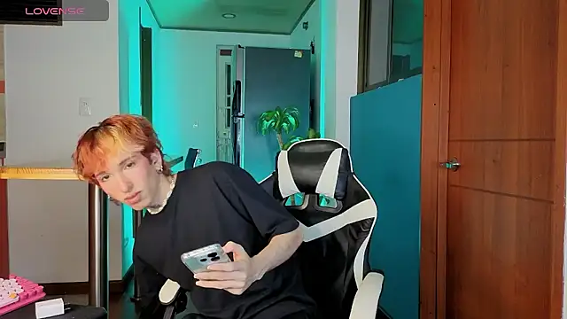 Snapshot of golden_twink_ chatting on 02/11/26, 06:29 golden twink online show from 02/11/26, 06:29