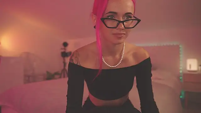 Snapshot of Sarah_Pink chatting on 12/01/24, 06:08 Sarah Pink online show from 12/01/24, 06:08