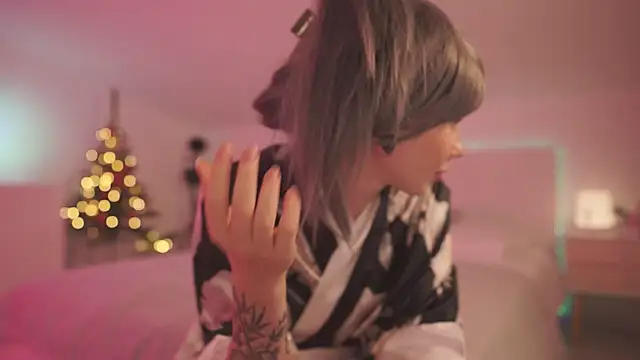 Snapshot of Sarah_Pink chatting on 12/19/24, 05:18 Sarah Pink online show from 12/19/24, 05:18