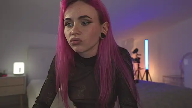 Snapshot of Sarah_Pink chatting on 02/25/25, 08:51 Sarah Pink online show from 02/25/25, 08:51