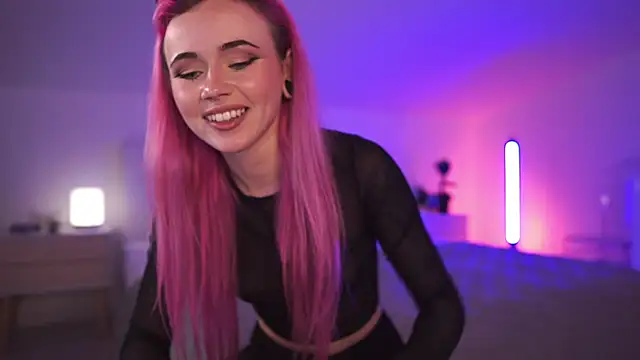 Snapshot of Sarah_Pink chatting on 03/16/25, 05:28 Sarah Pink online show from 03/16/25, 05:28