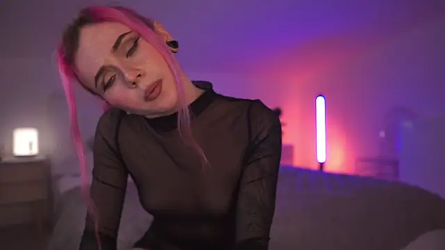 Snapshot of Sarah_Pink chatting on 03/20/25, 05:25 Sarah Pink online show from 03/20/25, 05:25