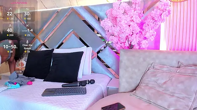 Snapshot of EmmaLovve chatting on 02/13/26, 02:29 EmmaLovve online show from 02/13/26, 02:29