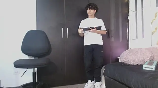 Snapshot of ian_smith_ chatting on 02/18/26, 12:01 ian smith online show from 02/18/26, 12:01