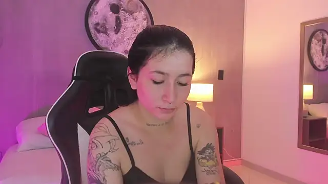 charlottee27  online show from 06/10/26, 02:01