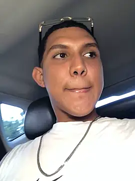 Snapshot of _Usher chatting on 02/21/26, 10:11 Usher online show from 02/21/26, 10:11