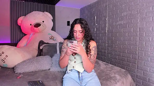 Snapshot of Magic_ivone chatting on 02/19/26, 12:01 Magic ivone online show from 02/19/26, 12:01