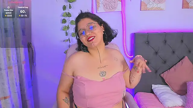 Snapshot of Sylvara_bx chatting on 02/18/26, 12:45 Sylvara bx online show from 02/18/26, 12:45