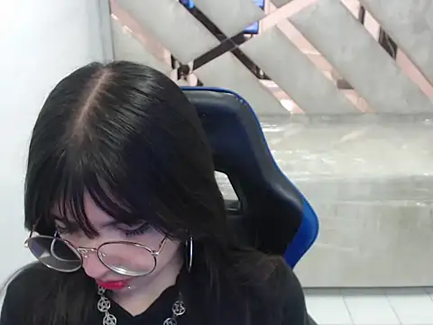 Snapshot of elizabeth_t_ chatting on 02/05/26, 12:43 elizabeth t online show from 02/05/26, 12:43