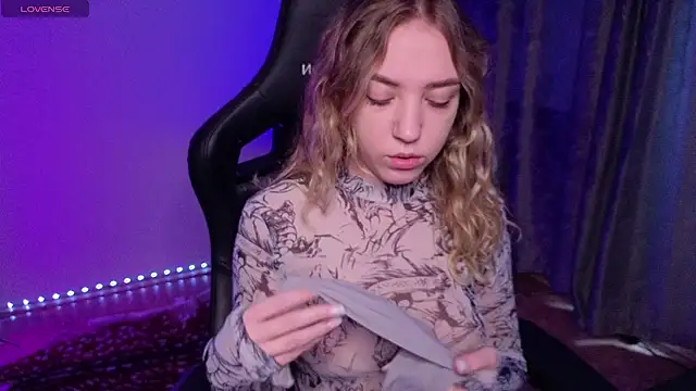 Snapshot of alice_charm_ chatting on 02/23/26, 04:43 alice charm online show from 02/23/26, 04:43