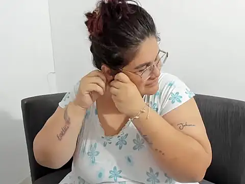 Snapshot of OSITA_1992 chatting on 02/12/26, 04:02 OSITA 1992 online show from 02/12/26, 04:02