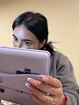 Sara Fernandez  online show from 03/25/26, 02:23