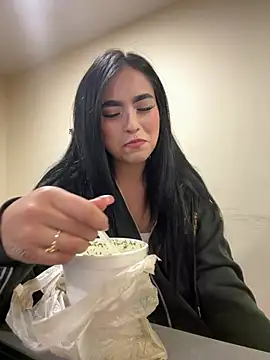 Sara Fernandez  online show from 04/13/26, 02:00