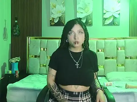 Snapshot of _weird_sativa chatting on 05/05/26, 10:07 weird sativa online show from 05/05/26, 10:07