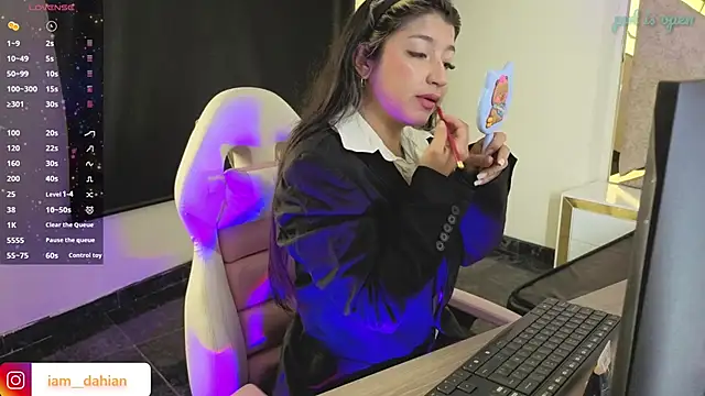 Dahiana Dmour  online show from 04/08/26, 12:49