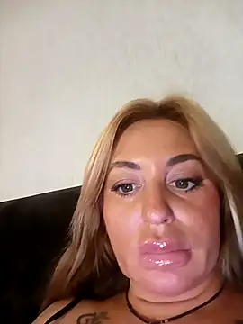 MiaMooly online show from 10/13/25, 04:07