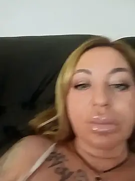 MiaMooly online show from 12/04/25, 05:43