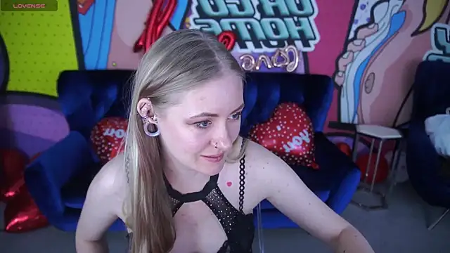 Snapshot of DramaQuenns chatting on 02/14/26, 06:43 DramaQuenns online show from 02/14/26, 06:43