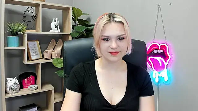 Snapshot of SweetLilyxo chatting on 07/13/26, 06:49 SweetLilyxo online show from 07/13/26, 06:49