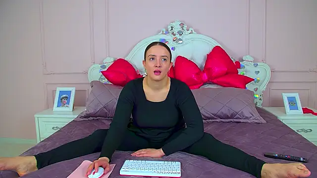 Snapshot of ElinaBellucci chatting on 03/13/26, 04:19 ElinaBellucci online show from 03/13/26, 04:19