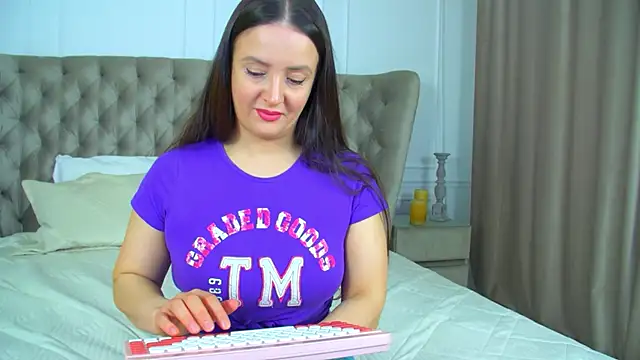 Snapshot of ElinaBellucci chatting on 04/06/26, 04:21 ElinaBellucci online show from 04/06/26, 04:21