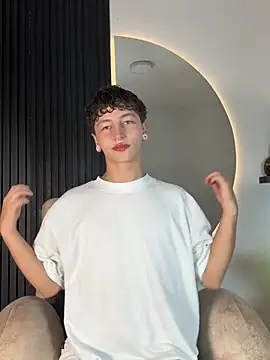 Snapshot of ARON_LUXX chatting on 02/09/26, 03:10 ARON LUXX online show from 02/09/26, 03:10