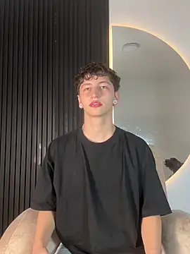 Snapshot of ARON_LUXX chatting on 02/11/26, 03:11 ARON LUXX online show from 02/11/26, 03:11